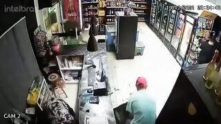 Вооруженный пистолетом мужчина забежал в магазин и попытался его ограбить.