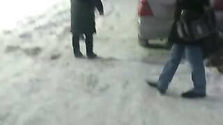 В из-за сугробов то в одном, то в другом дворе происходят боевые действия.