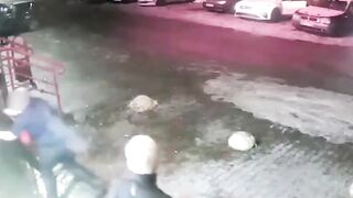Он пришёл с канистрой и начал поливать всех вокруг