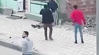 вытащил свою жену на улицу и попытался убить ее