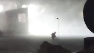Порывы ветра разгоняются до 33 м/с и буквально сбивают людей с ног.