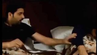 Larkon ka haal hi ajeeb hai.. Aadhi raat me muhabbat ho gai hai