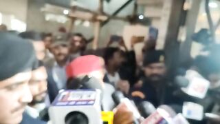सपा प्रवक्ता अब्बास हैदर के परिवार से मिले अखिलेश यादव ।