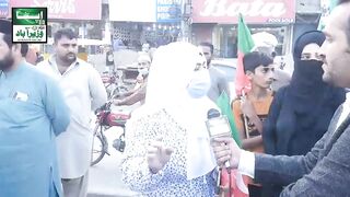 girls imran khan ko melne aa gai