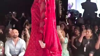 Jo Tu Na Mila _ Hania Amir & Asim Azhar _ Fashion Pakistan Week