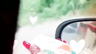 Wo mere sadqay deta hai