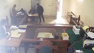 وکیل اور پولیس میں دنگل عدالت کے سامنے