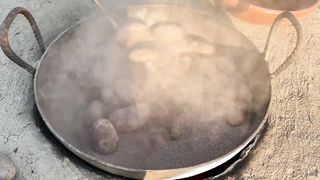 Potatoes in sand huge tandoor Amazing cooking video