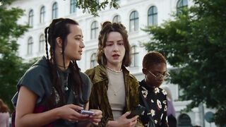 Samsung Z flip 4 folds in half 2023