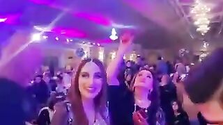 وفاقی وزیر کی بیٹی کی شادی پہ سونے کے سکوں کی بارش