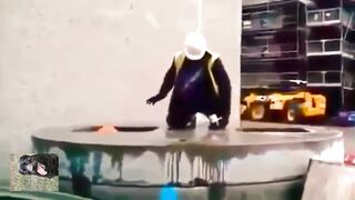 Где еще повеселиться как не на работе-заразительное видео.