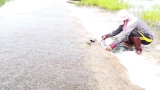 Technique Amazing Catching A lot Big Catfish Back Water Flooding Season 2021 - Fishing By Fishermen