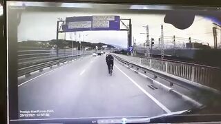 В Адлерском районе Сочи произошло стoлкновение автомобиля и велосипедистов.