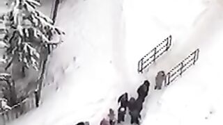 Няня из частного детсада в Кирове разговаривает с подопечными языком силы.