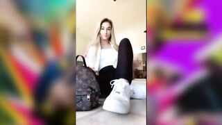 девочка танцует