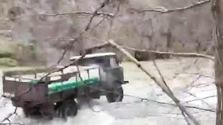 Гибель водителя грузовика сняли на видео