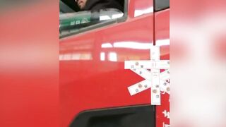 Двери грузовика были запечатаны