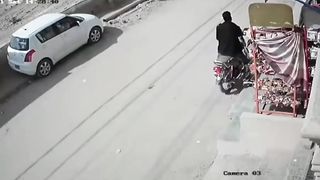 Bike snatching CCTV fotage