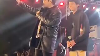 Asim Azhar Singing a Song Eat Festival With Fans Beautiful Voice Maan Tha Bara