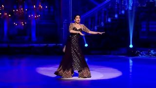 Madhuri Dixit and Raveena Tandon rocked the dance floor on Tip Tip Barsa Pani