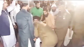 #khadimhussainrizviپکڑنے والے خود بابا خادم حسین رضوی کے ہاتھ چوم رہے ہیں