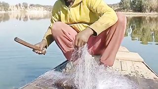 Driya ki Mashli pakr li zinda thi or ham ny usy mari