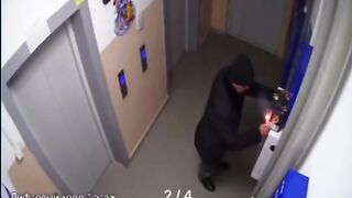 в новогоднюю ночь собирался запустить фейерверк и чуть не поджег дом.