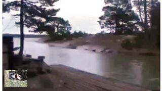 Шикарное зрелище--удар молнии по реке.