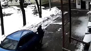 Комок снега, сброшенный с крыши , попал на женщину с маленьким ребенком.