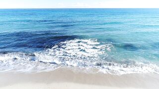 Waves coming to the beach