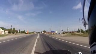 Полицейские наставляют мотоциклиста