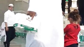 Madina????Cute Baby Sharing Dates ❤️ Daily #short ????????#madina #trending #islamicstatus #viral #status