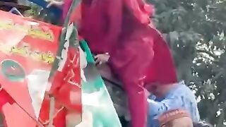 لونگ مارچ میں پی ٹی آئی کی ایم پی کنٹینر سے گرنے سے بال بال بچ گئی