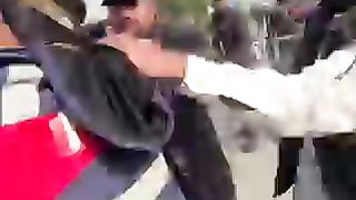 پولیس اھلکارآپس میں لڑ پڑے،مکوں کو آزادانہ استعمال