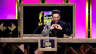 Sunil_Grover's_hilarious_mimicry_of__Amitabh_Bachchan_at_Smule_Mirchi_Music_Awards_2023
