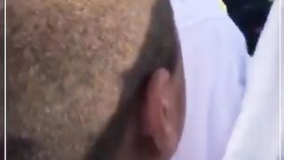 الشيخ سديس يقرأ عليه القرآن لطفل صغير ماشاءالله