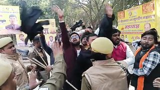 लखनऊ में अखिलेश यादव मुर्दाबाद के लगे नारे।