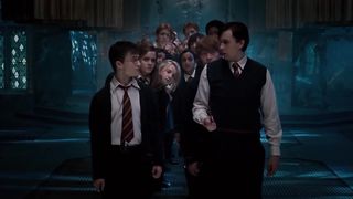 Ученики занимаются в Выручай-комнате. Гарри Поттер и Орден Феникса.