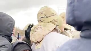 Ещё одно видео с силовиками в Актау, которые перешли на сторону протестующих