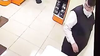 Засунул ножницы в разетку)