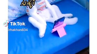 Din bhar mobile mein lagi rahti ho aisa Bhi Kya hai mobile mein