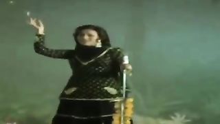 Shesha ho ya Dil ho tot jata hy