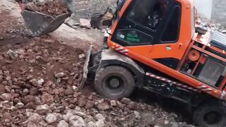 Excavator machine/اکسویٹر مشین کام کرتے ھوے