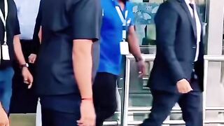 Akshay kumar Airport entry|song mujh se payar kerna Hai itna tu