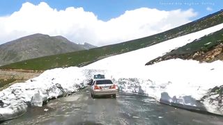 The way is made by cutting the glacier of Baras