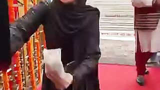 Urfi Javed aayi Gurudwara... sabko prasad diya