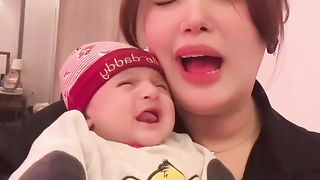 Kanwal Zulqarnain cute video with her daughter