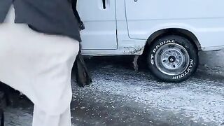 Baraf main gari takra gai