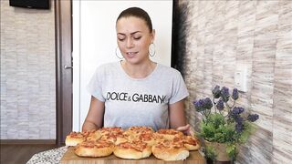 Мини пиццы из дрожжевого теста на кефире СЪЕДАЮТСЯ В ОДИН МИГ! Выпечка на кефире