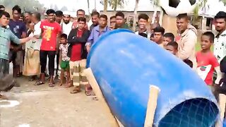 Difficult challenge to score a goal by kicking the drum. Who won? #ss_food_challenge